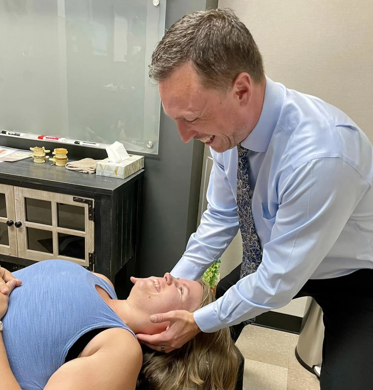 Dr. Charlie Gray treat female patient migraine pain