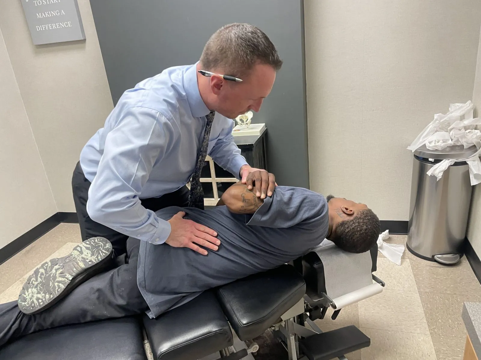 Dr. Charlie Gray attend patients hip pain treatment