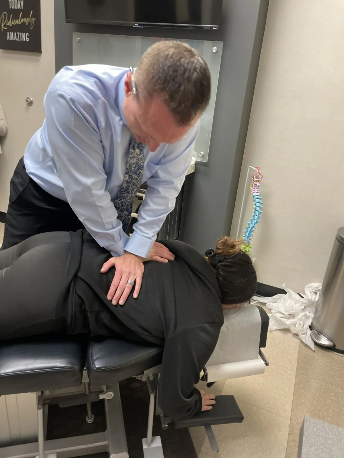 Dr. Charlie Gray treat patients back pain whit chiro adjustment