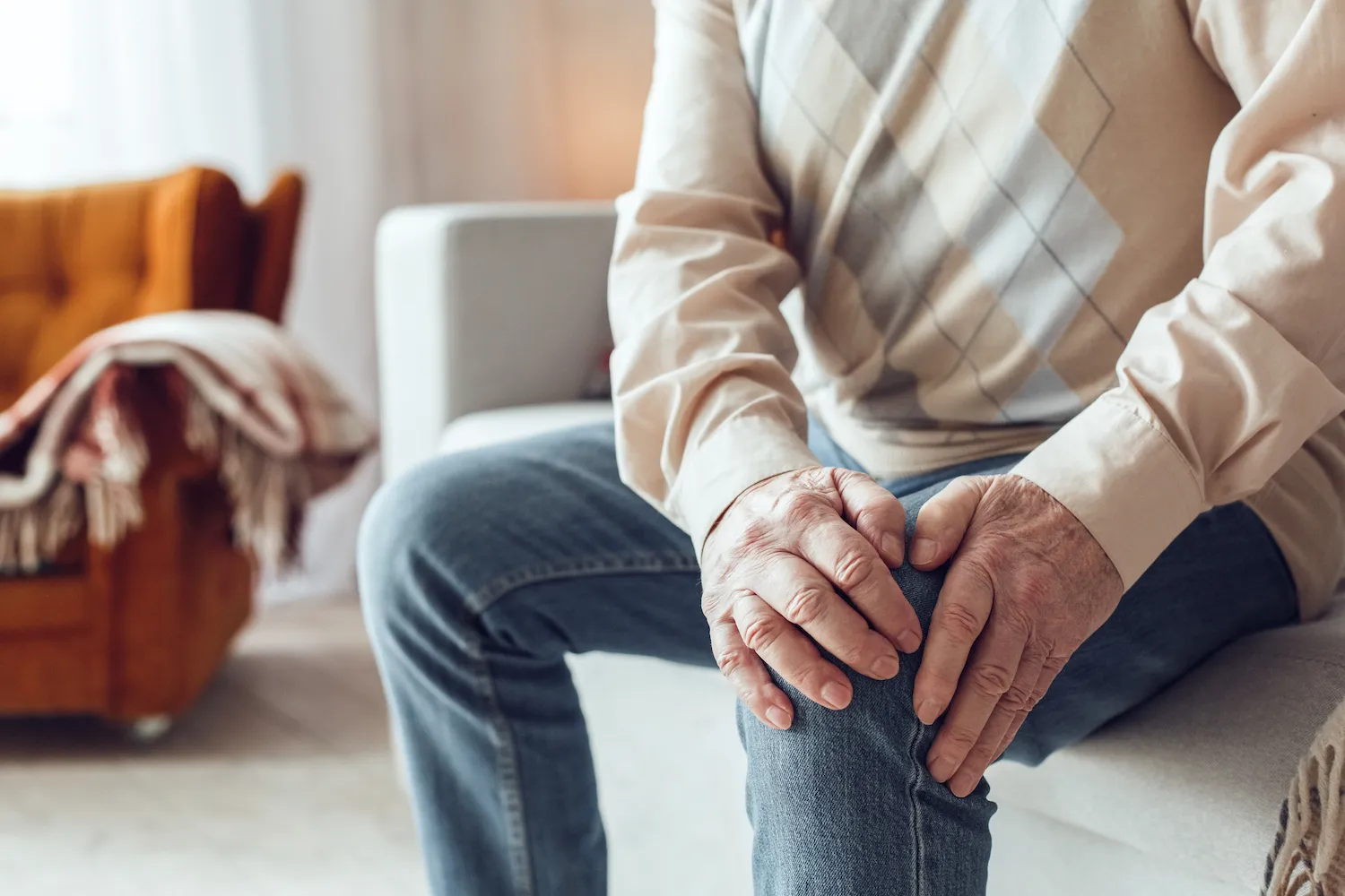 old woman having a arthritis on his knee